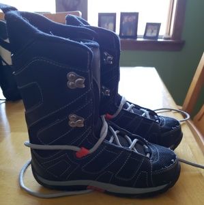 Youth snowboard boots